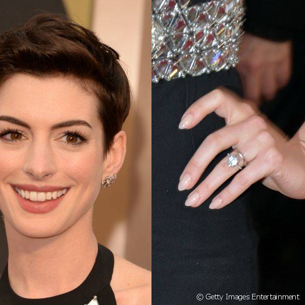 Anne Hathaway focou nos cílios em destaque e produtos com acabamento matte nas têmporas e lábios na hora de produzir a make. Nas unhas, a atriz escolheu um clássico esmalte branquinho.